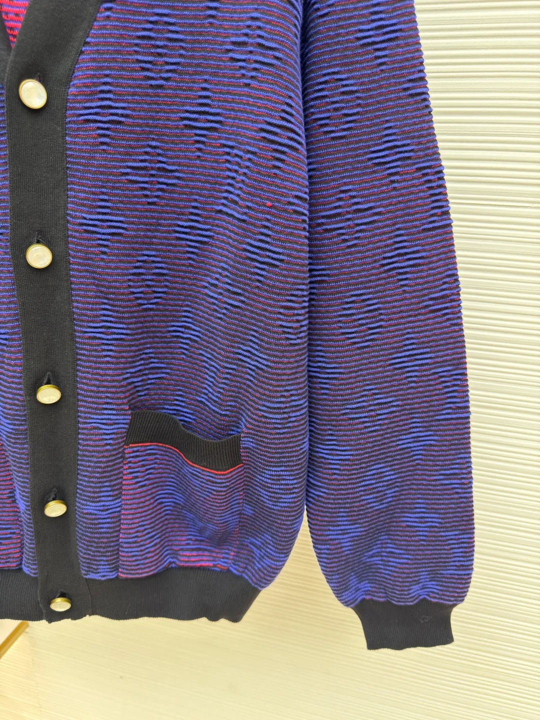 LOUIS VUITTON grating effect jacquard knitted jacket ●Authentic product: Purchased and developed for 12999 ●Item number: 1680041-B00 ●Fabric: Customized yarn fabric ●Technology: Knitted ●Version: Loose version ●Weight: about 750g ●Size: S-M-L-XL ●Description: 25ss new cotton knitted cardigan dip-dyed in elegant tones, full-width Monogram The jacquard pattern incorporates gradient stripes, creating an eye-catching raster effect that highlights Louis Vuitton's exquisite craftsmanship. Deep trims extend the college style, and pearlescent buttons add a dandy touch. The overall wiring is straight and delicate, the fabric is comfortable and soft, and the color is consistent without color difference. It can be matched with the same style to create a fashionable look and control various occasions. Customized accessories, complete with three standards, same style for men and women!